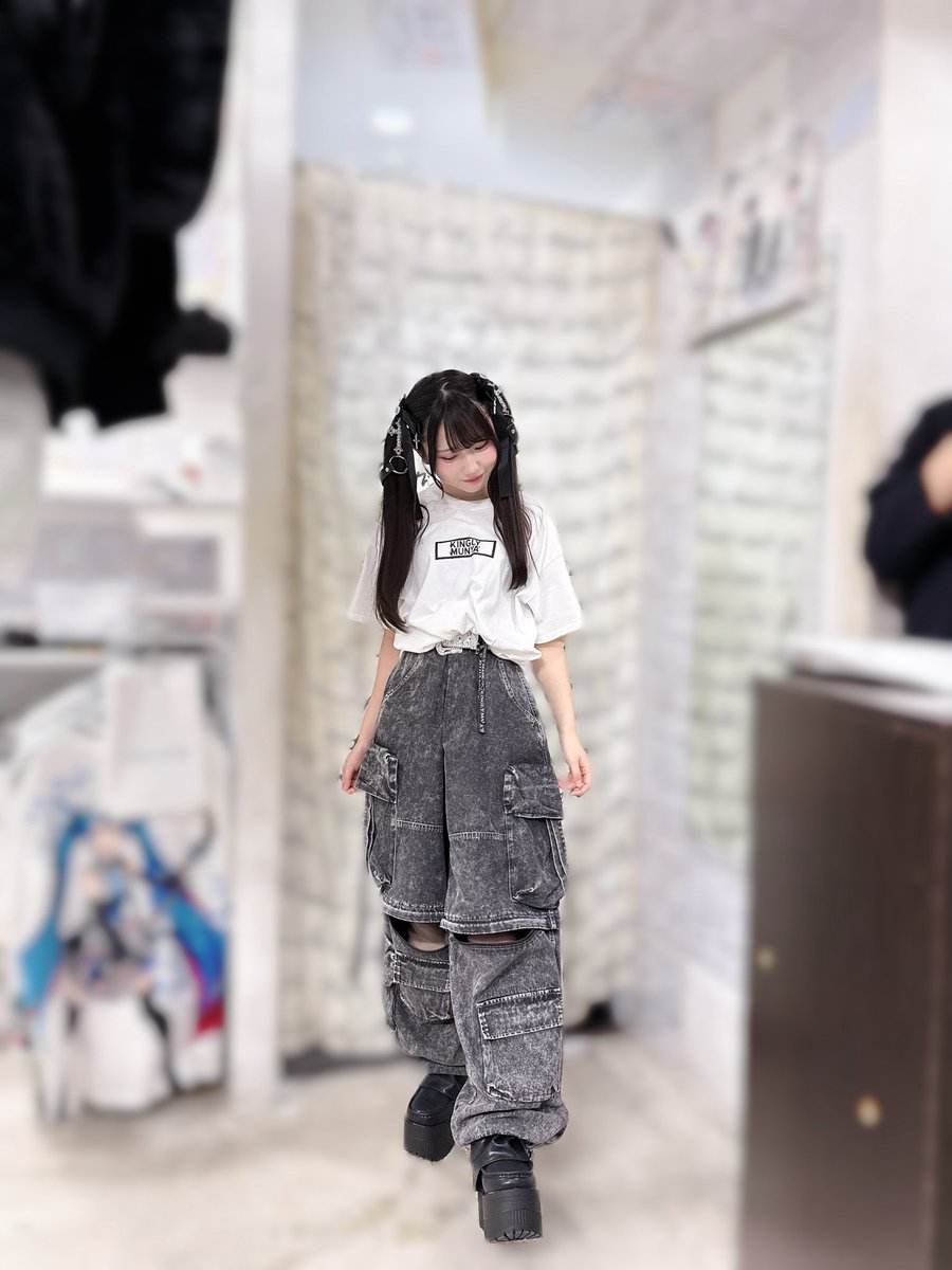Watase_Yuzuki's tweet photo. #KINGLYMASK × 渡瀬結月 1日店長イベント
 
たっっっくさんのご参加ありがとうございました✨️
みんなとお話できて楽しかったよ🥹
素敵な言葉をたくさんくれてありがとう!!
お揃いのお洋服いっぱい着ようね~!

18時30分頃開始のオンラインスペシャルくじガチャもお楽しみに🖤 https://t.co/o1VYRvqDZl