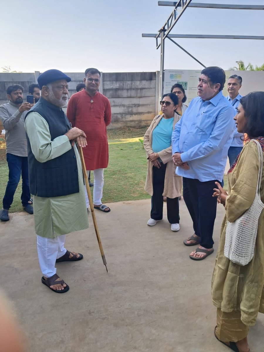 Dileep_Sanghani's tweet photo. कान्हा शांति वनम में पूज्य दाजी के मार्गदर्शन में विविध आयामों पर कार्य हो रहा है।

आज उन्होंने स्वयं साथ रहकर यहाँ संचालित कृषि संबंधी गतिविधियों और किसानों के हित में किए जा रहे प्रयासों से मुझे अवगत कराया।

कृषि के उत्कर्ष और किसानों की समृद्धि के लिए किए जा रहे ये कार्य अत्यंत सराहनीय एवं अभिनंदनीय हैं। प्रकृति, कृषि और किसान के प्रति पूज्य दाजी के समर्पण को सादर वंदन। 🙏
