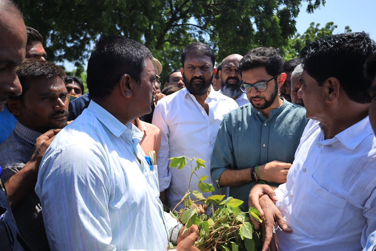 AUThackeray's tweet photo. उशिरा का होईना, राज्य सरकारने २६५ तालुक्यांमध्ये दुष्काळ जाहीर केला आहे. पण केवळ कागदावर दुष्काळ जाहीर करून शेतकऱ्यांचे अश्रू पुसले जाणार नाहीत. 

माझ्या दुष्काळ पाहणी दौऱ्याचा आज दुसरा दिवस आहे. शेतकऱ्यांना सरकारकडून मदतीची अपेक्षा आहे. केवळ कर्ज तहकुबी नाही, 'कर्जमुक्ती' हवी आहे! 

कुंभकर्ण टाकळी,
ता. परभणी
