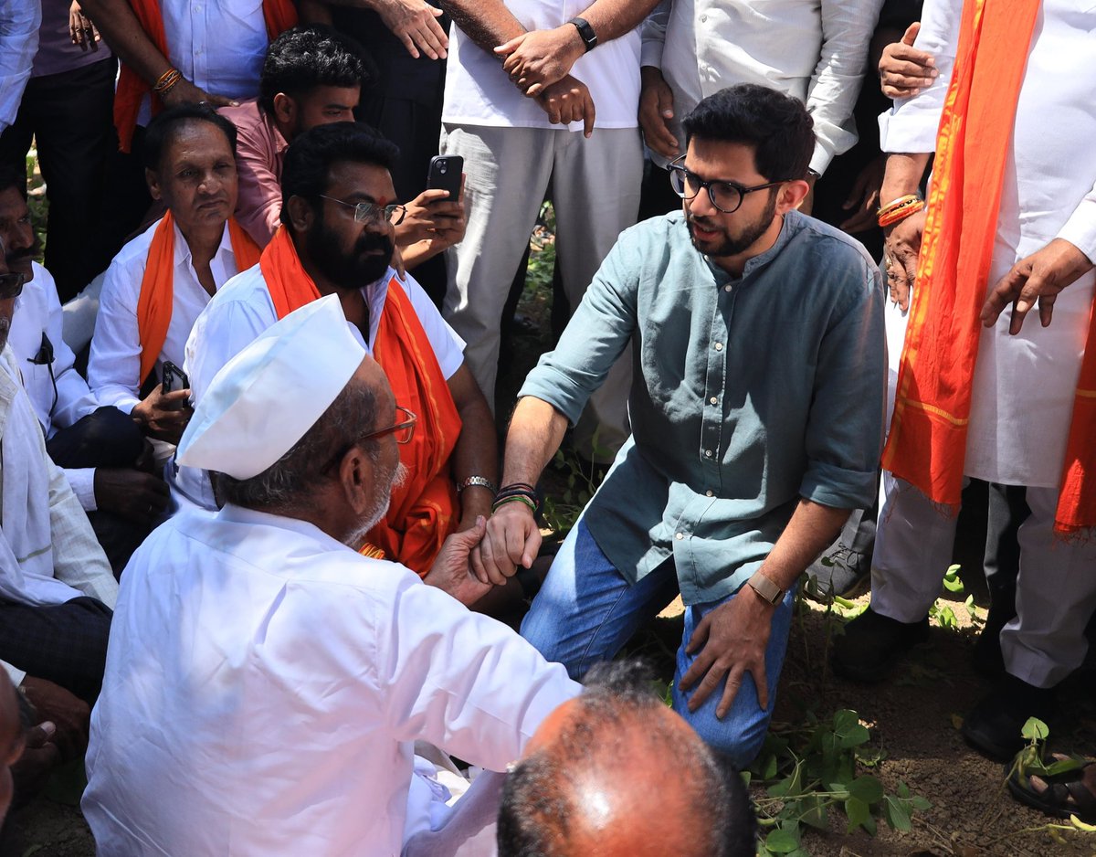 AUThackeray's tweet photo. उशिरा का होईना, राज्य सरकारने २६५ तालुक्यांमध्ये दुष्काळ जाहीर केला आहे. पण केवळ कागदावर दुष्काळ जाहीर करून शेतकऱ्यांचे अश्रू पुसले जाणार नाहीत. 

माझ्या दुष्काळ पाहणी दौऱ्याचा आज दुसरा दिवस आहे. शेतकऱ्यांना सरकारकडून मदतीची अपेक्षा आहे. केवळ कर्ज तहकुबी नाही, 'कर्जमुक्ती' हवी आहे! 

कुंभकर्ण टाकळी,
ता. परभणी