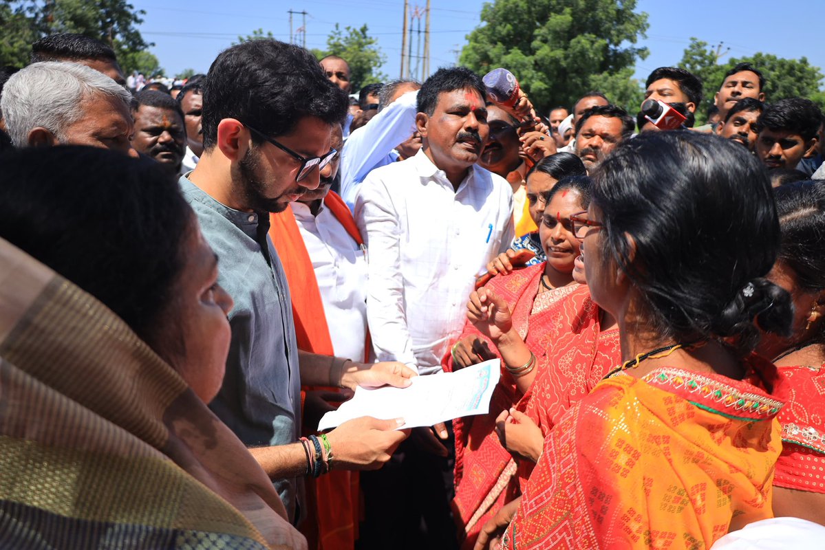 AUThackeray's tweet photo. उशिरा का होईना, राज्य सरकारने २६५ तालुक्यांमध्ये दुष्काळ जाहीर केला आहे. पण केवळ कागदावर दुष्काळ जाहीर करून शेतकऱ्यांचे अश्रू पुसले जाणार नाहीत. 

माझ्या दुष्काळ पाहणी दौऱ्याचा आज दुसरा दिवस आहे. शेतकऱ्यांना सरकारकडून मदतीची अपेक्षा आहे. केवळ कर्ज तहकुबी नाही, 'कर्जमुक्ती' हवी आहे! 

कुंभकर्ण टाकळी,
ता. परभणी