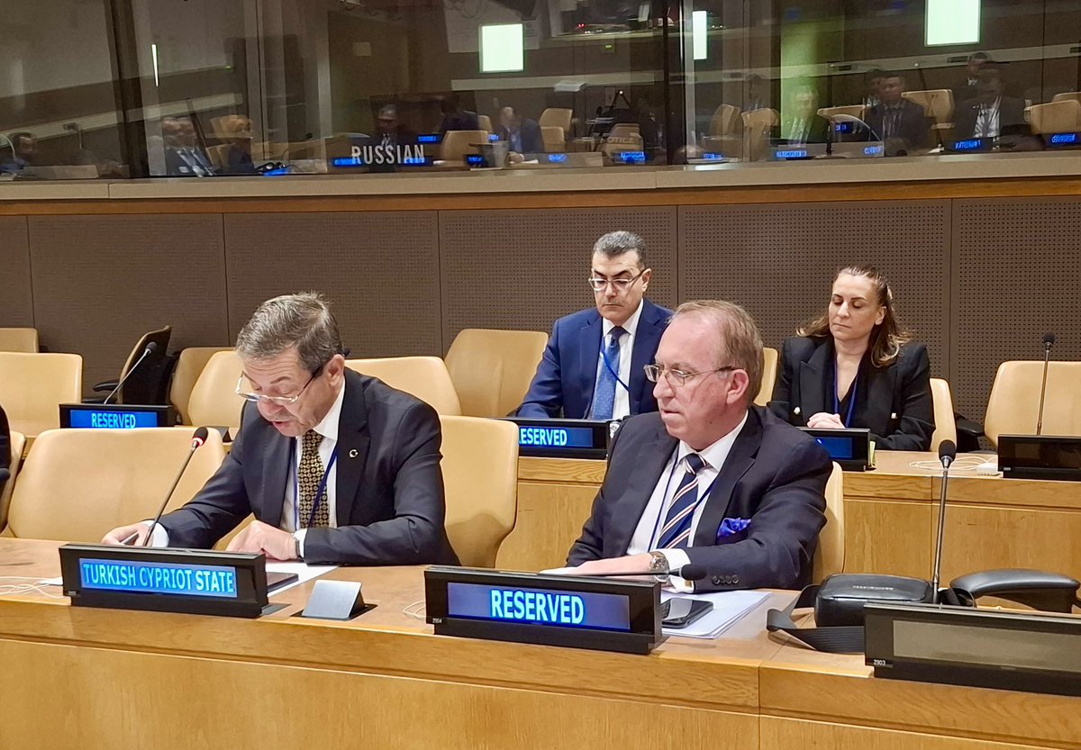 KKTC_Disisleri's tweet photo. Bakan Ertuğruloğlu, New York’ta EİT Dışişleri Bakanları Konseyi GayriresmîToplantısı'nda Konuştu:
 
“Tek ada iki devlet”
 
Dışişleri Bakanı Tahsin Ertuğruloğlu, Birleşmiş Milletler (BM) 81. Genel Kurul çalışmaları kapsamında New York’ta düzenlenen Ekonomik İşbirliği Teşkilatı (EİT) Dışişleri Bakanları Konseyi Gayriresmîtoplantısında yaptığı konuşmada, KKTC’nin,Kıbrıs meselesinde iki devletin egemen eşitliği ve eşit uluslararası statüsüne dayalı bir anlaşmaya varılması konusundaki kararlılığını sürdürdüğünü vurgulayarak “Yani başka bir değişle, tek ada, iki devlet demek istiyoruz.” dedi.
 
Dışişleri Bakanı Ertuğruloğlu, EİT üyesi kardeş ülkelere çağrıda bulunarak, Kıbrıs Türk halkına uygulanan haksız veinsanlık dışı izolasyonların kaldırılması ve KKTC'nin uluslararası forumlarda hak ettiği yeri alabilmesi için öncülük etmelerini ve cesur adımlar atmalarını istedi.
 
Dışişleri Bakanı Tahsin Ertuğruloğlu, EİT Genel Sekreteri Büyükelçi Dr. Asad MajeedKhan’a ve EİT Sekretaryası’naKıbrıs Türk halkına verdikleri destek ve gösterdikleri dayanışma ile bölgesel zorluklara rağmen toplantının düzenlenmesindeki emekleri için teşekkür etti.
 
“GÖZLEMCİ ÜYELİK STATÜMÜZ KALICI HALE GELMELİ”
 
KKTC’nin, 2012 yılından bu yana EİT’degözlemci üye olduğunu, teşkilatın faaliyet ve çalışmalarına katkı sağlamak adına her türlü gayreti kararlılıkla sürdürdüğünü kaydeden Dışişleri Bakanı Ertuğruloğlu,gözlemci statünün üç yıl daha uzatılmasından duyduğu memnuniyeti belirterek, yürütülen EİT reformları kapsamında gözlemci üyelerin teşkilat bünyesindeki statülerinin kalıcı hale getirilmesini temenni etti.
 
‘‘Ticaret, ulaştırma ve bağlanabilirlik, enerji, turizm, ekonomik büyüme ve verimliliğin yanı sıra sosyal refah ve çevre’’ başlıklı EİT 2025 Vizyonu’nun, Teşkilat üyeleri arasındaki temel işbirliği alanlarını ortaya koyduğunu belirten Dışişleri Bakanı Ertuğruloğlu, KKTC’nin EİT 2025 Vizyonu doğrultusundaki etkinliklere ev sahipliği yaptığını hatırlatarak, “EİT 2025 etkinlik takvimi doğrultusunda KKTC’de düzenlenen ‘Ekonomik İşbirliği Teşkilatı İkinci Tur Operatörleri Forumu’ gibi pek çok başarılı EİT etkinliğine ortak ev sahipliği yapmış bulunmaktayız” dedi.
 
Bakanı Ertuğruloğlu, yükseköğretimin KKTC ekonomisi için taşıdığı öneme değinerek, yükseköğretimin, EİT üyesi ülkelerle işbirliği için önemli bir alan olduğunuifade ederek, “Kuzey Kıbrıs Türk Cumhuriyeti, geçmiş yıllarda EİT üyesi ülkelerden gelen öğrencilere üniversitelerimizde öğrenim görmeleri için burslar tahsis etmiştir.” diye konuştu. 
 
 “İZOLASYONLARIN SONLANDIRILMASI İÇİN CESUR ADIMLAR BEKLİYORUZ”
 
Konuşmasında Kıbrıs meselesindeki son siyasi gelişmelerle ilgili bilgi de veren Bakan Ertuğruloğlu, Adada iki farklı milliyet, dil ve dine sahip, kendi toprakları ve kendi vatandaşları üzerince egemen olan iki halkın bulunduğunu vurgulayarak şöyle konuştu:
 
“Adada, iki farklı milliyet, dil ve dine sahip, her biri kendi toprakları ve kendi vatandaşları üzerinde egemenliği olan iki halkın varlığı inkâr edilemez bir gerçektir.  
 
Bu nedenle, uluslararası toplumun Kıbrıs Türk Halkı’nın müktesep haklarını, yani devletlerinin egemen eşitliğini ve eşit uluslararası statüsünü tanımasının, adadaki iki devleti uygulamada eşit zemine oturtmasının zamanı çoktan gelmiştir.  
 
KKTC, iki devletin egemen eşitliği ve eşit uluslararası statüsüne dayalı bir anlaşmaya varılması konusundaki kararlılığını sürdürmektedir. Yani başka bir değişle, tek ada, iki devlet demek istiyoruz. 
 
Anavatanımız Türkiye Cumhuriyeti’nin sarsılmaz desteğiyle, ülkemize ve halkımıza uygulanan insanlık dışı ve yasa dışı izolasyonun etkilerine karşı yorulmaksızın çalıştık. Bu doğrultuda, kardeş üye devletlerden, Kıbrıs Türk halkına uygulanan insanlık dışı izolasyonun sonlandırılmasına yönelik cesur adımlar atmalarını bekliyoruz.  
 
Bu vesileyle, EİT üye devletlerine, Kıbrıs Türk Halkının uluslararası forumlarda hak ettiği yeri alabilmesi amacıyla, meşru beklentilerini desteklemekte öncülük etmeleri için çağrıda bulunuyorum.”