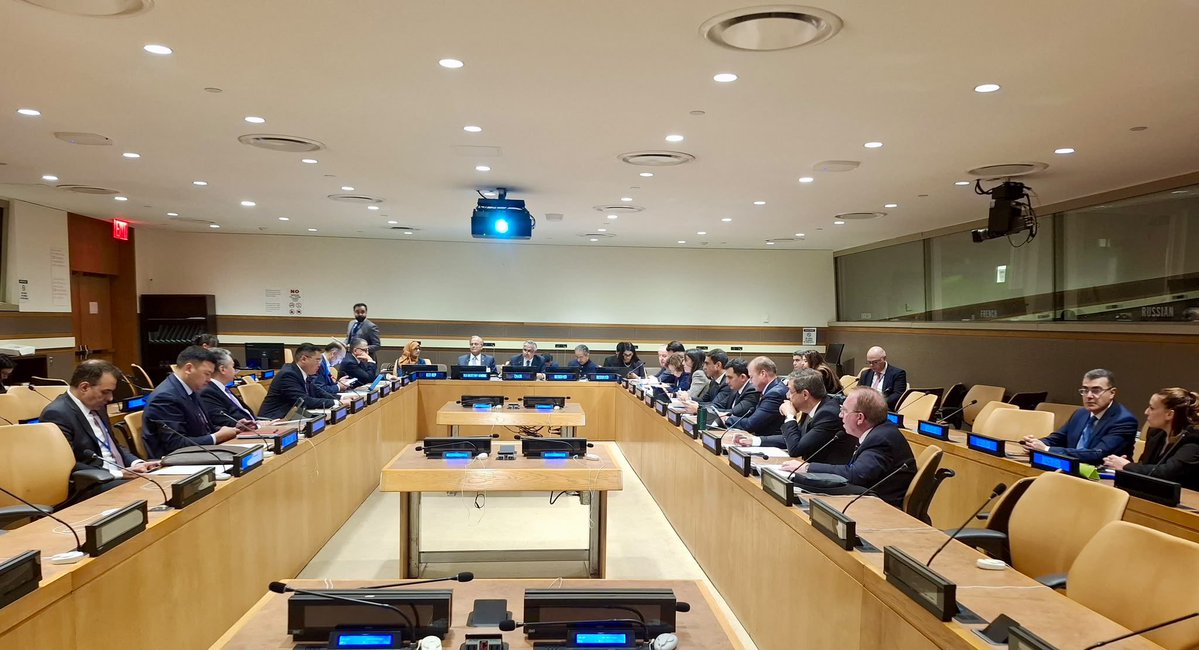 KKTC_Disisleri's tweet photo. Bakan Ertuğruloğlu, New York’ta EİT Dışişleri Bakanları Konseyi GayriresmîToplantısı'nda Konuştu:
 
“Tek ada iki devlet”
 
Dışişleri Bakanı Tahsin Ertuğruloğlu, Birleşmiş Milletler (BM) 81. Genel Kurul çalışmaları kapsamında New York’ta düzenlenen Ekonomik İşbirliği Teşkilatı (EİT) Dışişleri Bakanları Konseyi Gayriresmîtoplantısında yaptığı konuşmada, KKTC’nin,Kıbrıs meselesinde iki devletin egemen eşitliği ve eşit uluslararası statüsüne dayalı bir anlaşmaya varılması konusundaki kararlılığını sürdürdüğünü vurgulayarak “Yani başka bir değişle, tek ada, iki devlet demek istiyoruz.” dedi.
 
Dışişleri Bakanı Ertuğruloğlu, EİT üyesi kardeş ülkelere çağrıda bulunarak, Kıbrıs Türk halkına uygulanan haksız veinsanlık dışı izolasyonların kaldırılması ve KKTC'nin uluslararası forumlarda hak ettiği yeri alabilmesi için öncülük etmelerini ve cesur adımlar atmalarını istedi.
 
Dışişleri Bakanı Tahsin Ertuğruloğlu, EİT Genel Sekreteri Büyükelçi Dr. Asad MajeedKhan’a ve EİT Sekretaryası’naKıbrıs Türk halkına verdikleri destek ve gösterdikleri dayanışma ile bölgesel zorluklara rağmen toplantının düzenlenmesindeki emekleri için teşekkür etti.
 
“GÖZLEMCİ ÜYELİK STATÜMÜZ KALICI HALE GELMELİ”
 
KKTC’nin, 2012 yılından bu yana EİT’degözlemci üye olduğunu, teşkilatın faaliyet ve çalışmalarına katkı sağlamak adına her türlü gayreti kararlılıkla sürdürdüğünü kaydeden Dışişleri Bakanı Ertuğruloğlu,gözlemci statünün üç yıl daha uzatılmasından duyduğu memnuniyeti belirterek, yürütülen EİT reformları kapsamında gözlemci üyelerin teşkilat bünyesindeki statülerinin kalıcı hale getirilmesini temenni etti.
 
‘‘Ticaret, ulaştırma ve bağlanabilirlik, enerji, turizm, ekonomik büyüme ve verimliliğin yanı sıra sosyal refah ve çevre’’ başlıklı EİT 2025 Vizyonu’nun, Teşkilat üyeleri arasındaki temel işbirliği alanlarını ortaya koyduğunu belirten Dışişleri Bakanı Ertuğruloğlu, KKTC’nin EİT 2025 Vizyonu doğrultusundaki etkinliklere ev sahipliği yaptığını hatırlatarak, “EİT 2025 etkinlik takvimi doğrultusunda KKTC’de düzenlenen ‘Ekonomik İşbirliği Teşkilatı İkinci Tur Operatörleri Forumu’ gibi pek çok başarılı EİT etkinliğine ortak ev sahipliği yapmış bulunmaktayız” dedi.
 
Bakanı Ertuğruloğlu, yükseköğretimin KKTC ekonomisi için taşıdığı öneme değinerek, yükseköğretimin, EİT üyesi ülkelerle işbirliği için önemli bir alan olduğunuifade ederek, “Kuzey Kıbrıs Türk Cumhuriyeti, geçmiş yıllarda EİT üyesi ülkelerden gelen öğrencilere üniversitelerimizde öğrenim görmeleri için burslar tahsis etmiştir.” diye konuştu. 
 
 “İZOLASYONLARIN SONLANDIRILMASI İÇİN CESUR ADIMLAR BEKLİYORUZ”
 
Konuşmasında Kıbrıs meselesindeki son siyasi gelişmelerle ilgili bilgi de veren Bakan Ertuğruloğlu, Adada iki farklı milliyet, dil ve dine sahip, kendi toprakları ve kendi vatandaşları üzerince egemen olan iki halkın bulunduğunu vurgulayarak şöyle konuştu:
 
“Adada, iki farklı milliyet, dil ve dine sahip, her biri kendi toprakları ve kendi vatandaşları üzerinde egemenliği olan iki halkın varlığı inkâr edilemez bir gerçektir.  
 
Bu nedenle, uluslararası toplumun Kıbrıs Türk Halkı’nın müktesep haklarını, yani devletlerinin egemen eşitliğini ve eşit uluslararası statüsünü tanımasının, adadaki iki devleti uygulamada eşit zemine oturtmasının zamanı çoktan gelmiştir.  
 
KKTC, iki devletin egemen eşitliği ve eşit uluslararası statüsüne dayalı bir anlaşmaya varılması konusundaki kararlılığını sürdürmektedir. Yani başka bir değişle, tek ada, iki devlet demek istiyoruz. 
 
Anavatanımız Türkiye Cumhuriyeti’nin sarsılmaz desteğiyle, ülkemize ve halkımıza uygulanan insanlık dışı ve yasa dışı izolasyonun etkilerine karşı yorulmaksızın çalıştık. Bu doğrultuda, kardeş üye devletlerden, Kıbrıs Türk halkına uygulanan insanlık dışı izolasyonun sonlandırılmasına yönelik cesur adımlar atmalarını bekliyoruz.  
 
Bu vesileyle, EİT üye devletlerine, Kıbrıs Türk Halkının uluslararası forumlarda hak ettiği yeri alabilmesi amacıyla, meşru beklentilerini desteklemekte öncülük etmeleri için çağrıda bulunuyorum.”