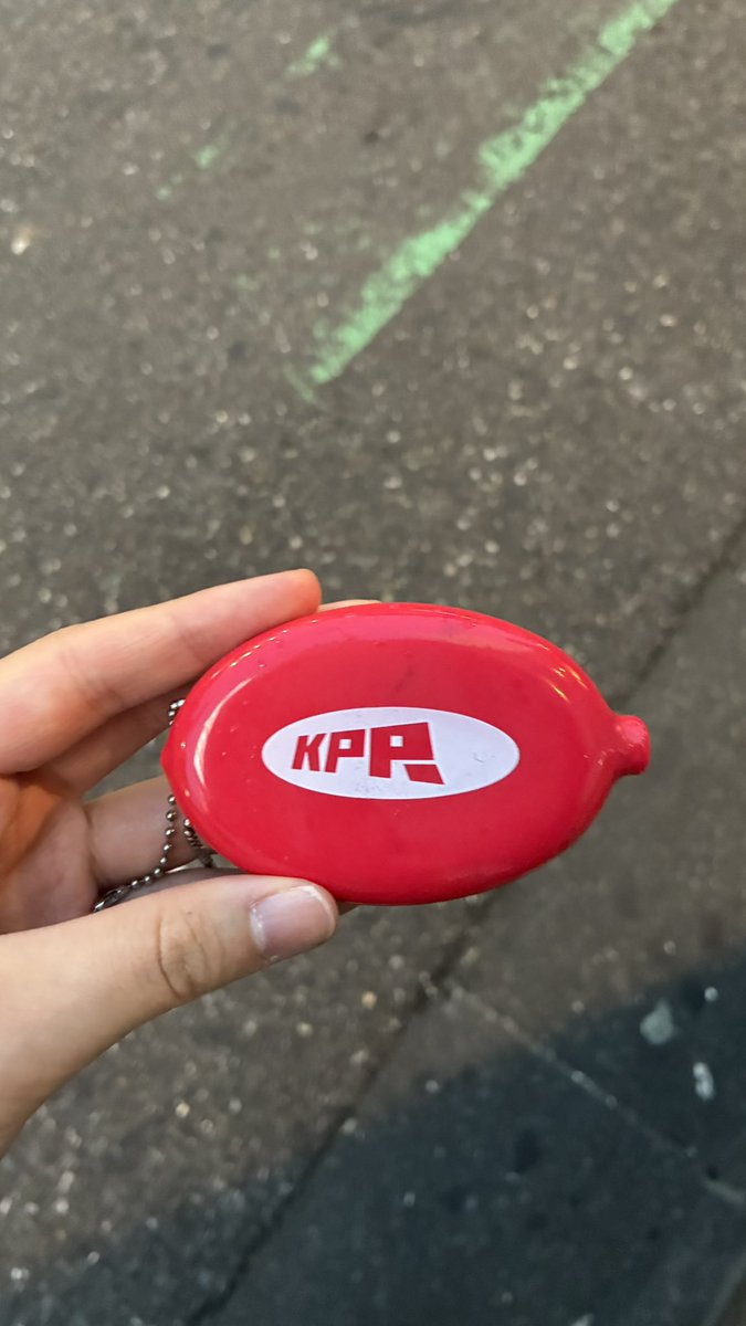 ichigooo_04s22's tweet photo. 今日のTOKYO CALLING（渋谷）でKEPURAの赤のコインケース落とした方いらっしゃいませんか！
O-EAST方面に向かう坂道に落ちてました！duo前の受付に届けてます！ https://t.co/vJ9zxqJCZ2