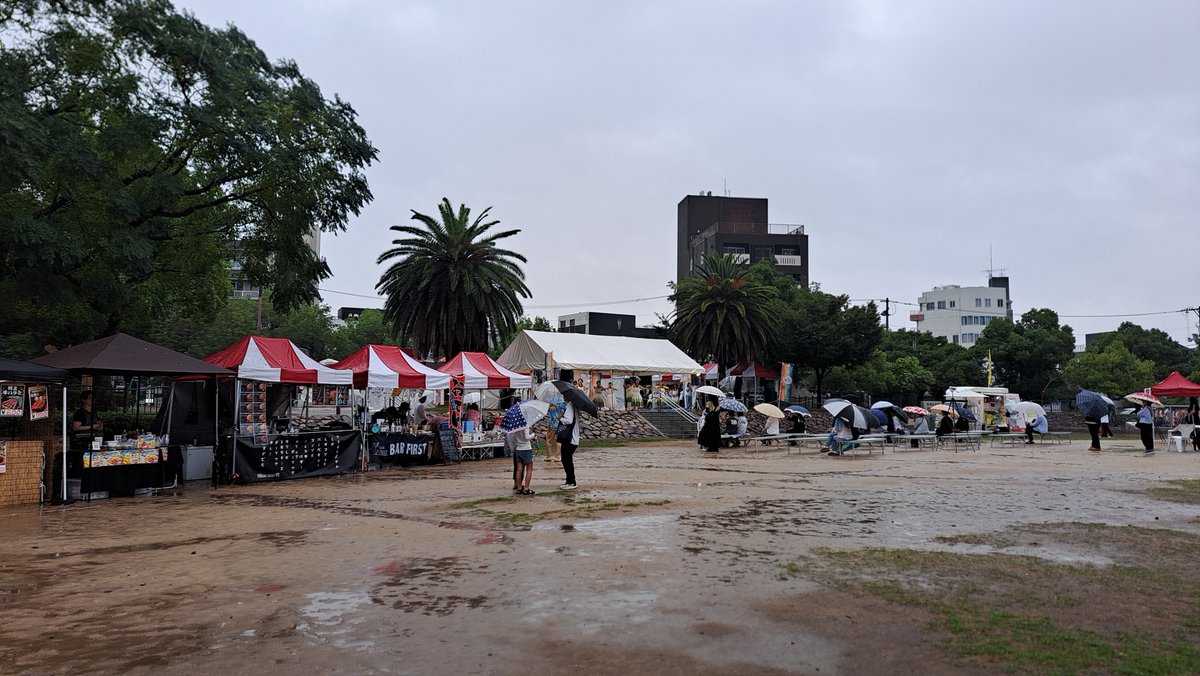 AEDojsn's tweet photo. 本日ラスト、近くの中央公園でアロハイベント。雨で中止だろうけど、との予想に反して、頑張ってる。天気なぞに屈しないハワイアンパワー。 https://t.co/U659y8F26B