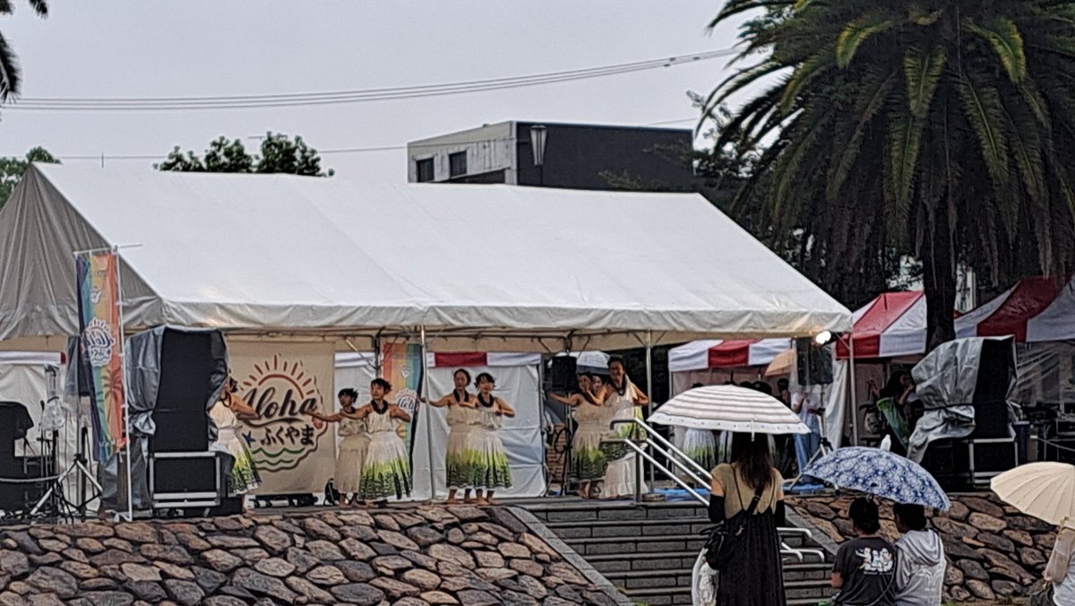 AEDojsn's tweet photo. 本日ラスト、近くの中央公園でアロハイベント。雨で中止だろうけど、との予想に反して、頑張ってる。天気なぞに屈しないハワイアンパワー。 https://t.co/U659y8F26B