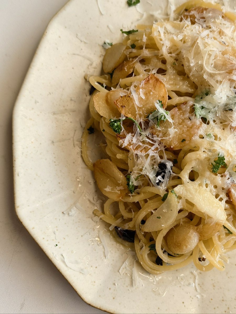 kenjiram704499's tweet photo. Just whipped up creamy garlic parmesan pasta in 15 mins! Chewy noodles tossed with homemade sauce and crispy parsley, perfect cozy weeknight meal https://t.co/rGzMy3GZDZ