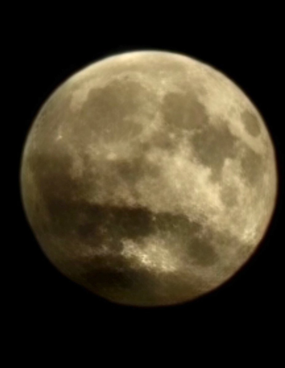 KevT1987's tweet photo. Last nights Harvest moon 30x zoom on my phone then zoom in and screenshot 

#HarvestMoon #Samsung #Galaxy #S24 https://t.co/c34MJr3MtV