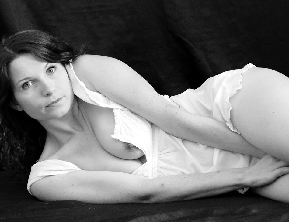 RobertaGemmafan's tweet photo. Les fleurs.
Le regard.
Le corps qui s’abandonne.
Puis le cri.
Quatre photos.
La même femme.
Quatre façons de rester.
@JulieValmont #LoveValmont ♥️♥️♥️ https://t.co/DjLBtlbRlS