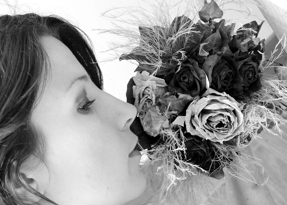 RobertaGemmafan's tweet photo. Les fleurs.
Le regard.
Le corps qui s’abandonne.
Puis le cri.
Quatre photos.
La même femme.
Quatre façons de rester.
@JulieValmont #LoveValmont ♥️♥️♥️ https://t.co/DjLBtlbRlS