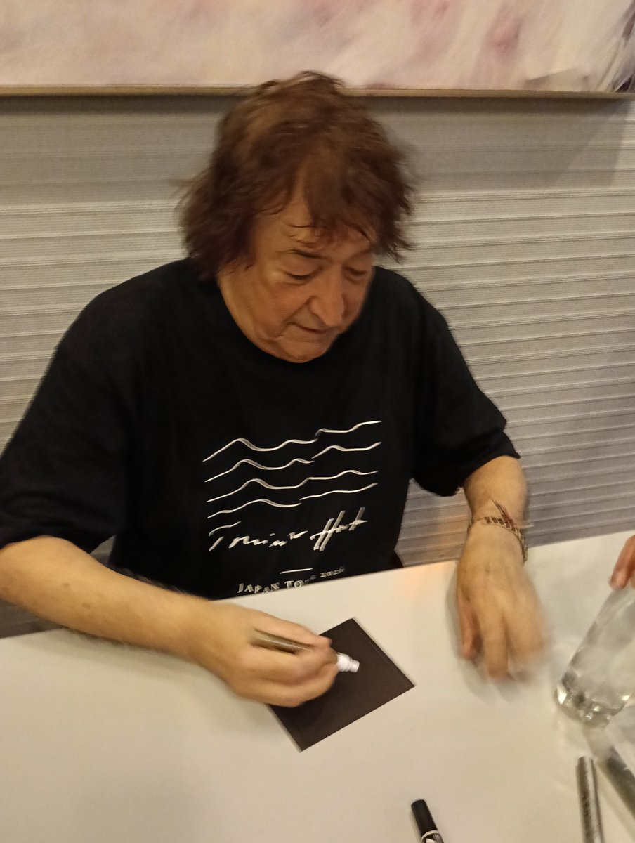 magotyosan's tweet photo. Toninho Horta、最高でした！
最前列のど真ん中で堪能。
美しすぎるボイシングと、最高のリズム。
リクエストしたLianaまで演奏してくれて感無量…！
4回目でやっと聴けた。
コピーしてたんだけど、2弦全音下げ発覚で衝撃！
全部ほんとにかっこよかった。
Obrigado, Toninho!! https://t.co/6WLkYk5tnx