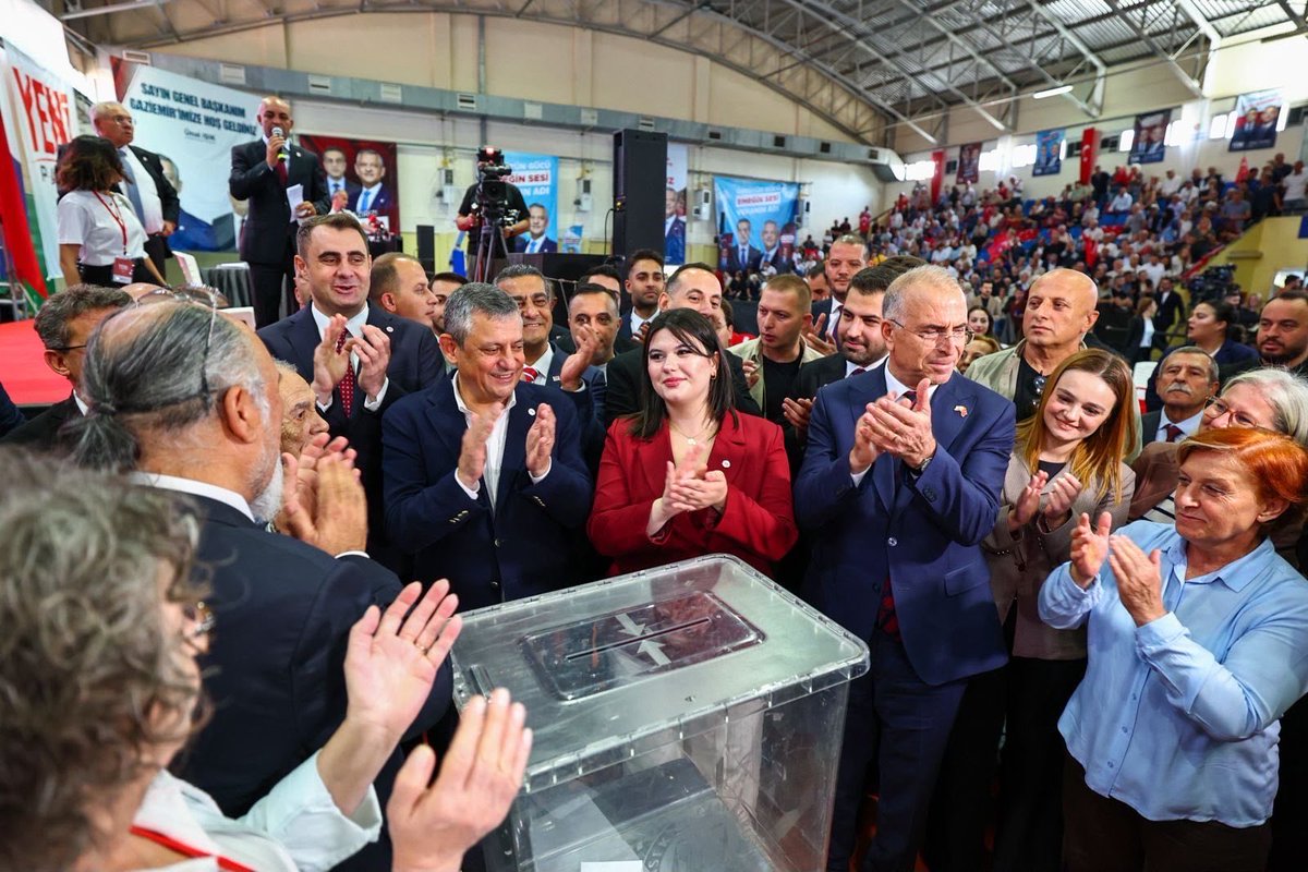 yenipartiyiz's tweet photo. YENİ Parti’de;

İlçe Başkanını üyeler seçiyor.
İl Başkanını üyeler seçiyor.
Genel Başkanı üyeler seçiyor.

Dün 174 ilçe başkanımız seçildi.
Bugün 134 ilçede demokrasi şölenimiz sürüyor.

Hayırlı, uğurlu olsun. https://t.co/QB0TkuZ3vv