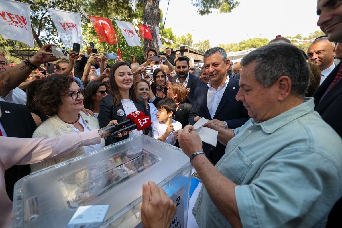 yenipartiyiz's tweet photo. YENİ Parti’de;

İlçe Başkanını üyeler seçiyor.
İl Başkanını üyeler seçiyor.
Genel Başkanı üyeler seçiyor.

Dün 174 ilçe başkanımız seçildi.
Bugün 134 ilçede demokrasi şölenimiz sürüyor.

Hayırlı, uğurlu olsun. https://t.co/QB0TkuZ3vv
