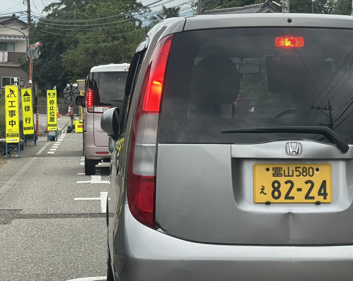 Wantanmen002's tweet photo. 富山県で #危険運転 婆さんがいた
無いも無い所で黄線またぎ、フラフラ運転、サイドミラーは閉じたまま…
 #免許返納 した方がイイね
（工事区間信号停止中に撮影） https://t.co/hOQrB49XcG