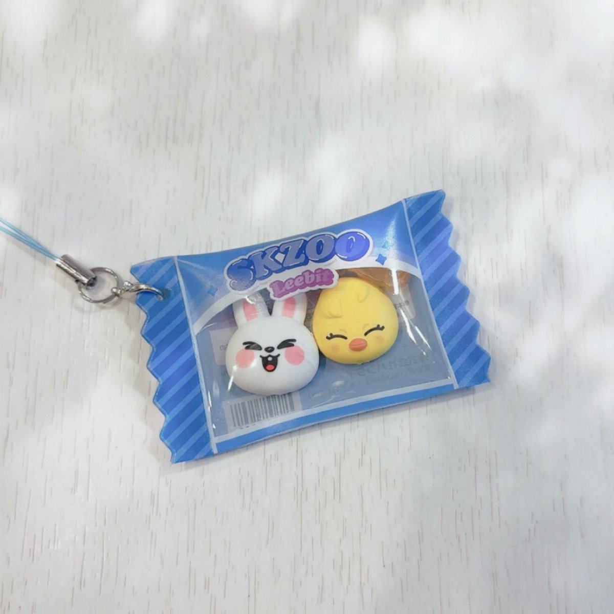 f_22lee's tweet photo. SKZOOのシャカっとチャーム＆グミ
バッグに2つはなぁ...と思って
１つにしてみた！！かわいい！！
ニャンニャンラチャ〜💙💛🐰🐥 https://t.co/Um3uiDtldG
