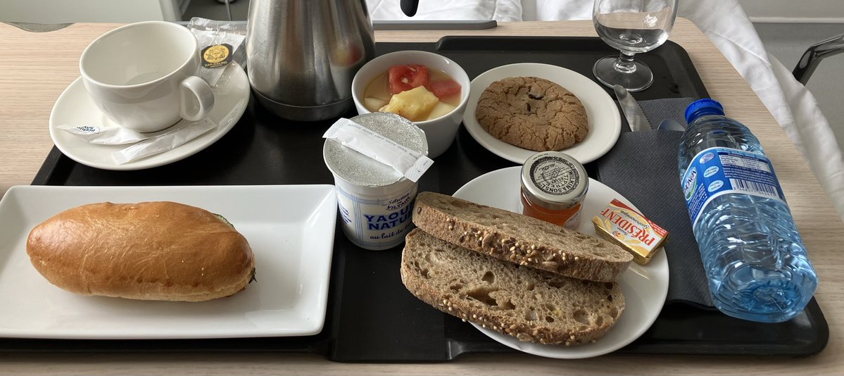 pyre07736752's tweet photo. フランスの病院で胃カメラ検査を受けたことがあります。全身麻酔のため半日入院となりました。その時に出た病院食です。
サンドイッチがおいしかったです。 https://t.co/1C5hKHRepn