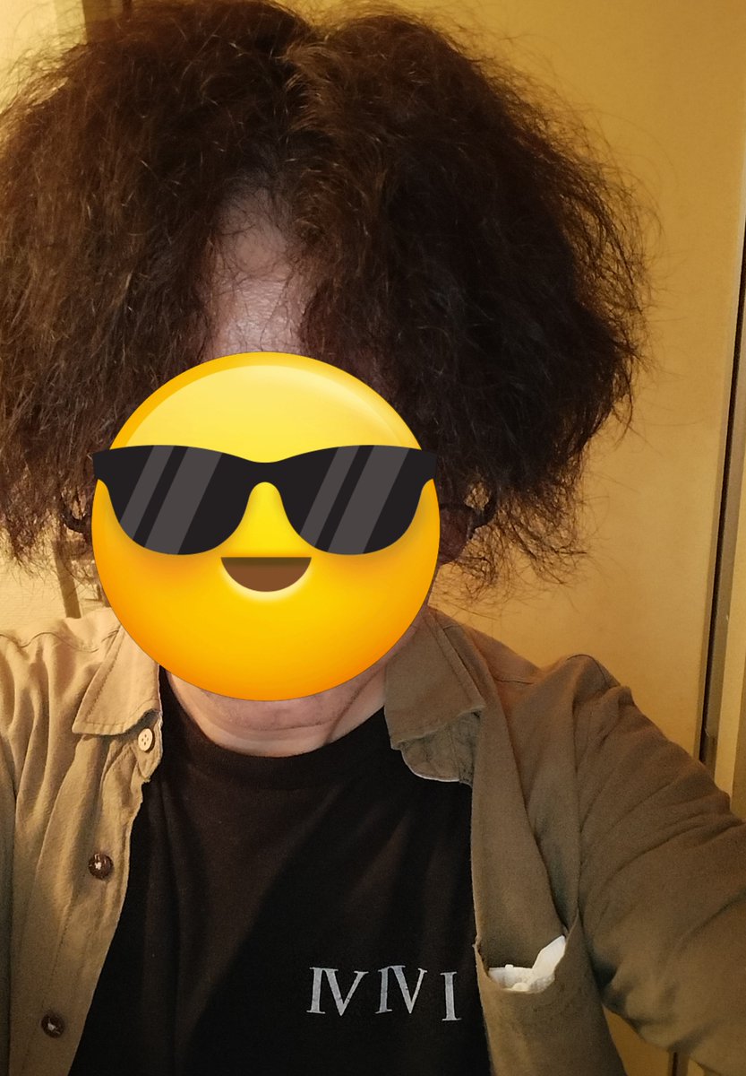 jigaa32's tweet photo. ⅣⅣⅠシャツ着てると大体
イビビ？と言われる
I　VI　VI
じゃなくて
Ⅳ　Ⅳ　Ⅰ（４４１）
で吉井、と説明して
ふーん、、、😕
って顔されて微妙な空気になるところまでワンセットw
髪型、中途半端なチリチリをやめてガッツリチリチリ（？）パーマにしてみた、分かりにくいけど均等に暴れてくれて満足 https://t.co/Ed1mKV6xxM