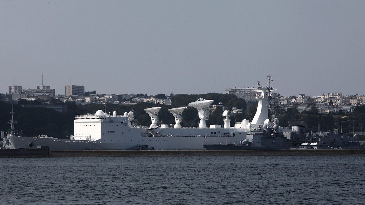 forummilitairef's tweet photo. ⚓🇫🇷 𝗖𝗲 𝗻𝗮𝘃𝗶𝗿𝗲 𝗳𝗿𝗮𝗻𝗰̧𝗮𝗶𝘀 𝘀𝘂𝗿𝗻𝗼𝗺𝗺𝗲́ 𝗹𝗮 « 𝗿𝗲𝗶𝗻𝗲 𝗱𝗲𝘀 𝗾𝘂𝗮𝗶𝘀 » 𝗲𝘀𝘁 𝗹𝗲 𝗱𝗲𝘂𝘅𝗶𝗲̀𝗺𝗲 𝗽𝗹𝘂𝘀 𝗹𝗼𝗻𝗴 𝗱𝗲 𝗹𝗮 𝗠𝗮𝗿𝗶𝗻𝗲 𝗻𝗮𝘁𝗶𝗼𝗻𝗮𝗹𝗲 𝗱𝗲𝗿𝗿𝗶𝗲̀𝗿𝗲 𝗹𝗲 𝗖𝗵𝗮𝗿𝗹𝗲𝘀 𝗱𝗲 𝗚𝗮𝘂𝗹𝗹𝗲 : 𝗟𝗲 𝗠𝗼𝗻𝗴𝗲

Il passe une bonne partie de son temps amarré à Brest, au point d’avoir gagné le surnom de « reine des quais ». Pourtant, lorsque le Monge prend la mer, c’est notamment pour vérifier quelque chose d’essentiel : que les missiles nucléaires français atteindraient bien leur cible.

Lors d’un tir d’essai de M51, le bâtiment se positionne à des milliers de kilomètres du lancement, dans la zone où les têtes inertes doivent retomber après 15 à 20 minutes de vol. Ses instruments mesurent alors vitesse, trajectoire, rentrée atmosphérique et point d’impact avec une grande précision.

Et le navire est un sacré morceau : 225,6 mètres de long, 21 400 tonnes à pleine charge et 191 personnes à bord, dont environ 70 scientifiques et ingénieurs. Son immense radar Normandie pèse à lui seul 62 tonnes et possède une antenne de 14 mètres de diamètre.

Mis en service en 1992, le Monge continue pourtant d’être modernisé. Une de ses antennes de trajectographie doit être remplacée par un nouveau radar afin de suivre l’évolution des missiles M51, tandis que la Marine envisage de prolonger ce bâtiment unique en Europe jusque vers 2040.

Notre article complet :
👉 https://t.co/hBiL68Jl2j

#MarineNationale #Monge #Défense #France #navire #bateau
