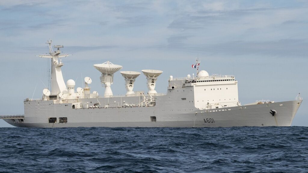 forummilitairef's tweet photo. ⚓🇫🇷 𝗖𝗲 𝗻𝗮𝘃𝗶𝗿𝗲 𝗳𝗿𝗮𝗻𝗰̧𝗮𝗶𝘀 𝘀𝘂𝗿𝗻𝗼𝗺𝗺𝗲́ 𝗹𝗮 « 𝗿𝗲𝗶𝗻𝗲 𝗱𝗲𝘀 𝗾𝘂𝗮𝗶𝘀 » 𝗲𝘀𝘁 𝗹𝗲 𝗱𝗲𝘂𝘅𝗶𝗲̀𝗺𝗲 𝗽𝗹𝘂𝘀 𝗹𝗼𝗻𝗴 𝗱𝗲 𝗹𝗮 𝗠𝗮𝗿𝗶𝗻𝗲 𝗻𝗮𝘁𝗶𝗼𝗻𝗮𝗹𝗲 𝗱𝗲𝗿𝗿𝗶𝗲̀𝗿𝗲 𝗹𝗲 𝗖𝗵𝗮𝗿𝗹𝗲𝘀 𝗱𝗲 𝗚𝗮𝘂𝗹𝗹𝗲 : 𝗟𝗲 𝗠𝗼𝗻𝗴𝗲

Il passe une bonne partie de son temps amarré à Brest, au point d’avoir gagné le surnom de « reine des quais ». Pourtant, lorsque le Monge prend la mer, c’est notamment pour vérifier quelque chose d’essentiel : que les missiles nucléaires français atteindraient bien leur cible.

Lors d’un tir d’essai de M51, le bâtiment se positionne à des milliers de kilomètres du lancement, dans la zone où les têtes inertes doivent retomber après 15 à 20 minutes de vol. Ses instruments mesurent alors vitesse, trajectoire, rentrée atmosphérique et point d’impact avec une grande précision.

Et le navire est un sacré morceau : 225,6 mètres de long, 21 400 tonnes à pleine charge et 191 personnes à bord, dont environ 70 scientifiques et ingénieurs. Son immense radar Normandie pèse à lui seul 62 tonnes et possède une antenne de 14 mètres de diamètre.

Mis en service en 1992, le Monge continue pourtant d’être modernisé. Une de ses antennes de trajectographie doit être remplacée par un nouveau radar afin de suivre l’évolution des missiles M51, tandis que la Marine envisage de prolonger ce bâtiment unique en Europe jusque vers 2040.

Notre article complet :
👉 https://t.co/hBiL68Jl2j

#MarineNationale #Monge #Défense #France #navire #bateau