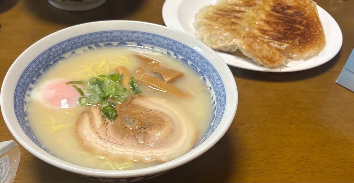 REN0718love's tweet photo. 今日は

スガキヤラーメン。
餃子。

#今日の晩御飯 https://t.co/HE1Dl2Y2L0