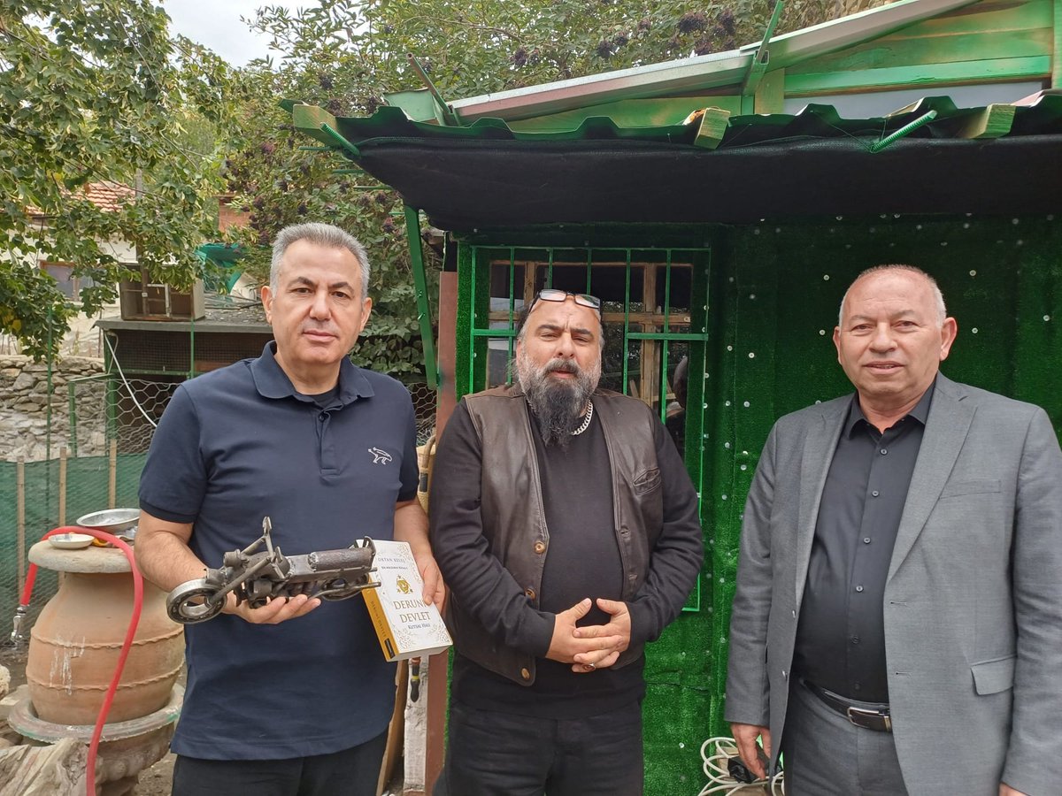 KamOktan's tweet photo. İzmir Valisi Sayın Dr. Süleyman Elban Beyefendi'den Oktan Keleş'in Bozdağ'daki evine ziyaret. Sayın Valimize yüksek tenezzüllerinden dolayı teşekkürlerimi sunuyorum. https://t.co/qZbGkJlv07