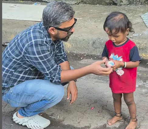 msmurthy4's tweet photo. @MumbaiMetro01 #SaturdayStories #HumansOfMumbai #mumbaimetro Hussain Mansuri is a Mumbai-based entrepreneur and philanthropist known for his viral acts of kindness and grassroots community support.He organizes emergency relief drives during major floods and crises across different regions. https://t.co/t6qa1b04pu