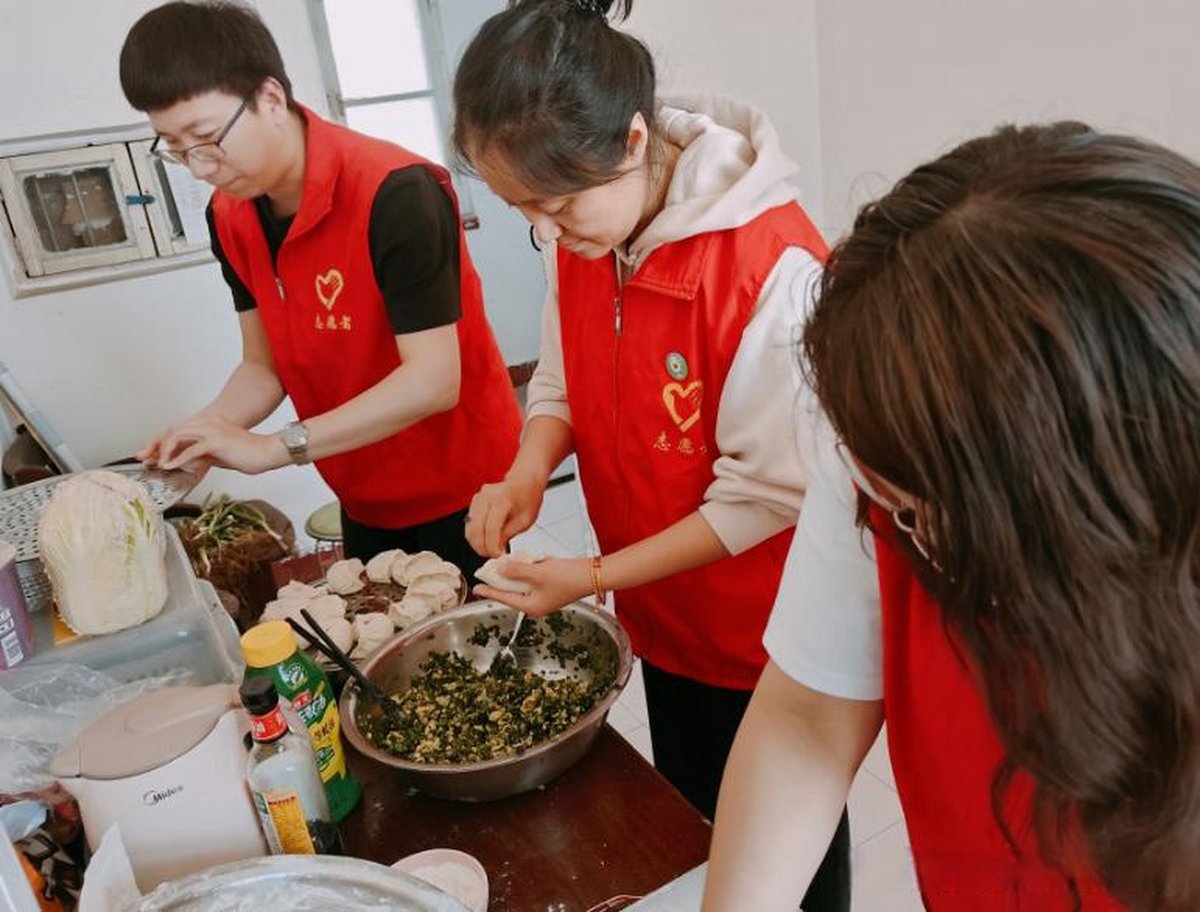 rayatom566213's tweet photo. Just wrapped up 3 days of community food drive volunteering! Packed 200+ meal boxes for elderly neighbors u0026 made new friends. Small acts = big impact  #VolunteerLife #CommunityCare， https://t.co/eEdjKmejQw
