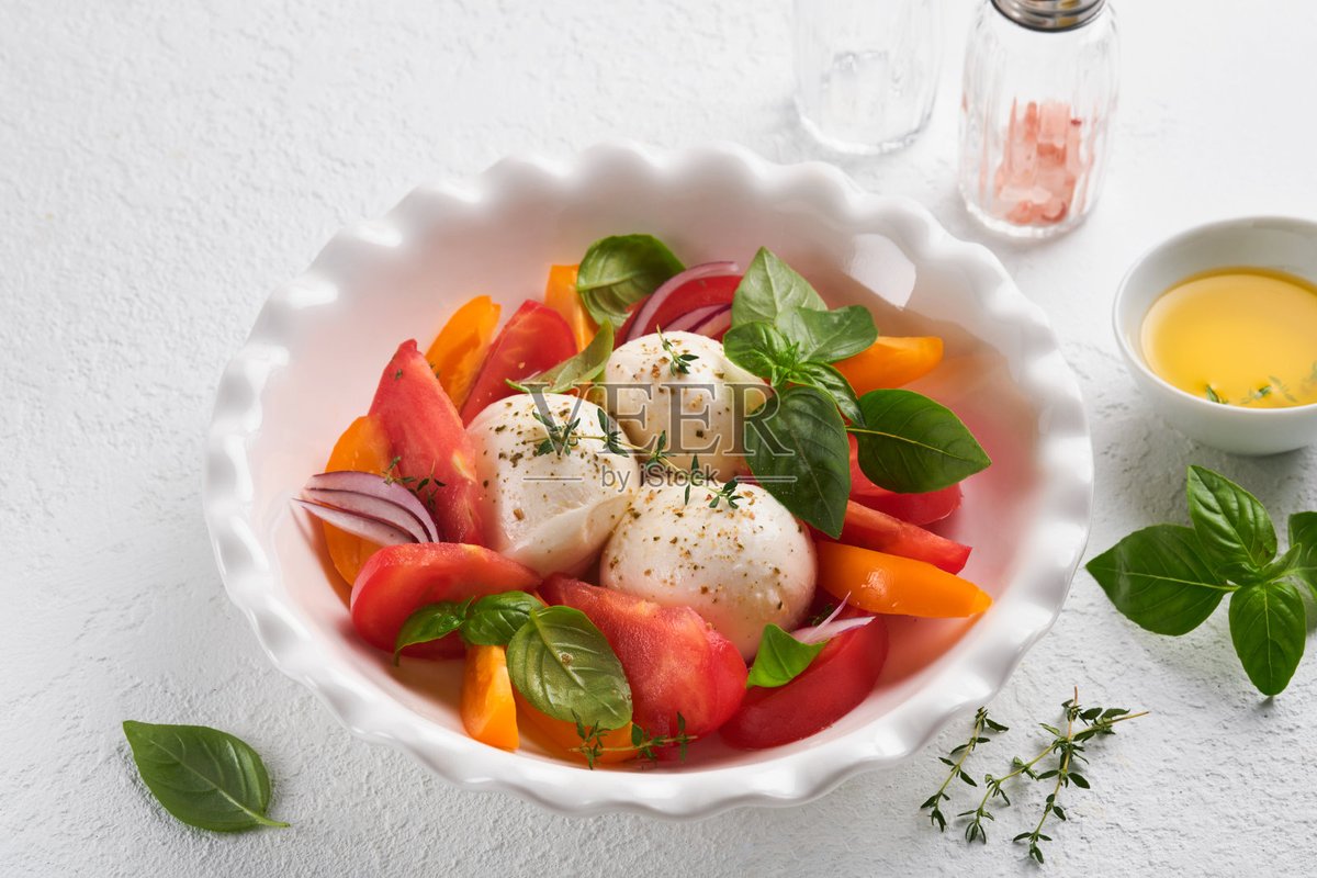 KaycePyosek's tweet photo. Hoy almuerzo una ensalada fresca con tomates cherry, queso feta y un chorrito de aceite de oliva. Rica y ligera, perfecta para el día!， https://t.co/vImleXSFwM