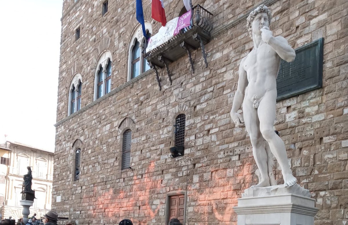 neolatyno's tweet photo. Bad news from Florence.
Remember the paint hurled at Palazzo Vecchio by Last Generation activists? Many defended the act, as the paint was removable.

3 years, €40k, and various restorations later, it will take up to €100k for a new attempt, and it's not guaranteed to succeed. https://t.co/OKtkjXr3HJ