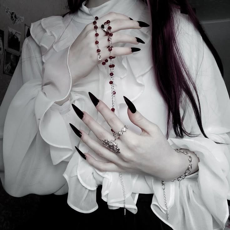 crimsonheirloom's tweet photo. romantic darkness, delicate ruffles, and a touch of gothic elegance https://t.co/sxr099T0j2