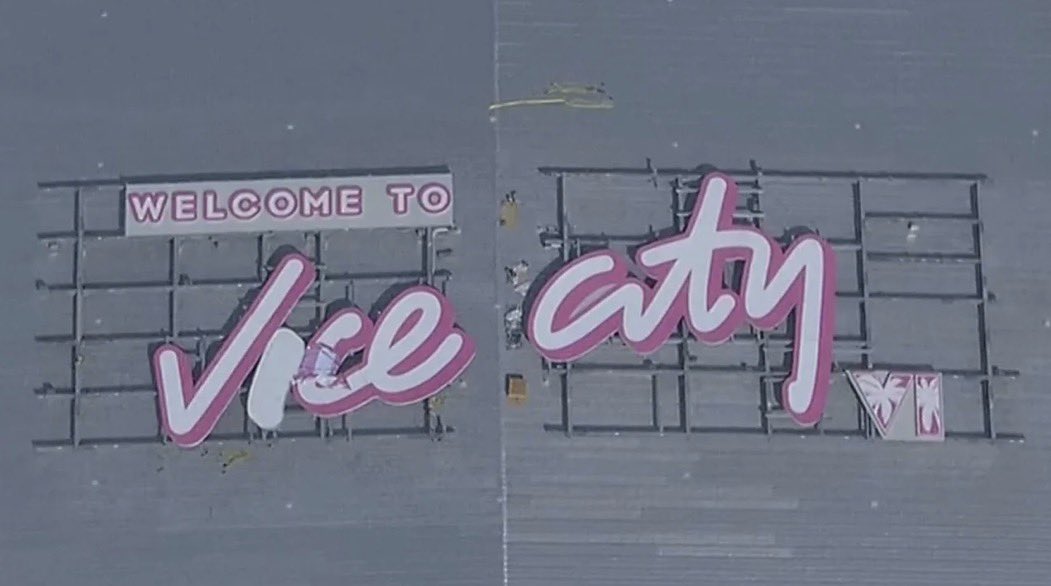 VICEORAweb's tweet photo. 🚨 VICE CITY DÉBARQUE DANS LE VRAI MIAMI ! 🌴

Un immense panneau « Welcome to Vice City » a fait son apparition sur le toit du Kaseya Center, visible depuis les airs.

L'univers de GTA VI prend vie dans la réalité. 🔥

#GTAVI #GTA6 #RockstarGames https://t.co/7AjRnGQWtw