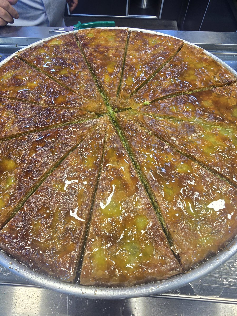 fahribozgeyik's tweet photo. Efsane Tepsi Katmeri. 
Ankara'da tek ve sadece Efsane Künefe'de... https://t.co/bk98KvMlWR