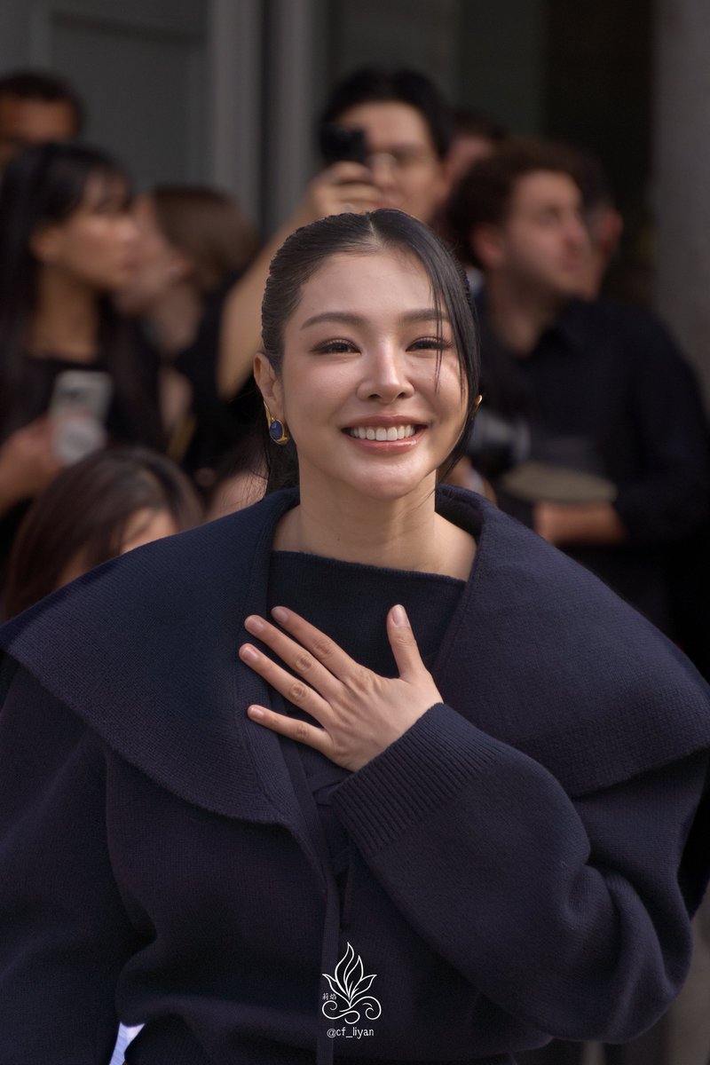 cf_liyan's tweet photo. Our Queen Faye with Ferragamo in Milan 😍

#FerragamoSS27 #Ferragamo #FerragamoXFaye #FerragamoCaraBag
@malisorn00 @FFabel_Ent https://t.co/ChA8QAGaCc