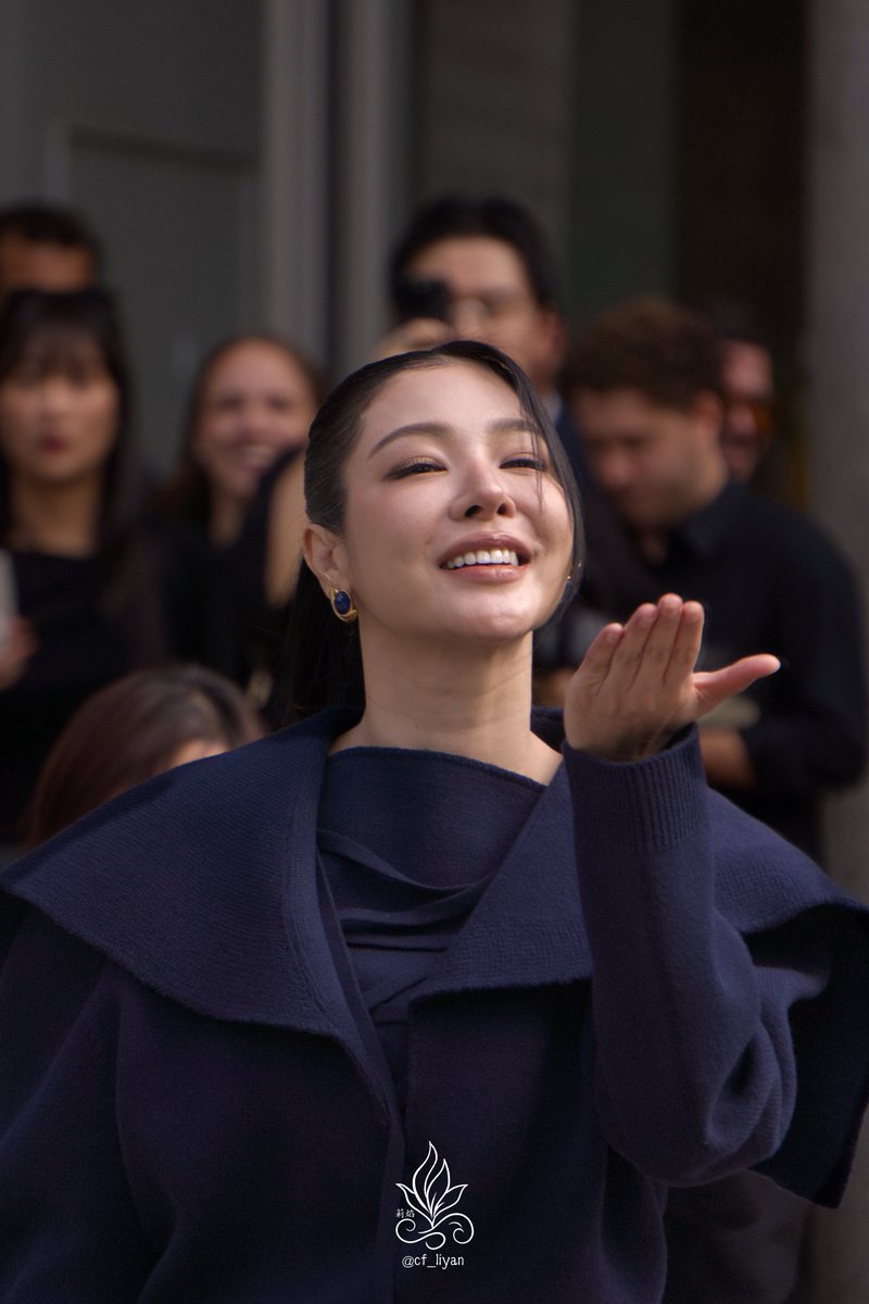 cf_liyan's tweet photo. Our Queen Faye with Ferragamo in Milan 😍

#FerragamoSS27 #Ferragamo #FerragamoXFaye #FerragamoCaraBag
@malisorn00 @FFabel_Ent https://t.co/ChA8QAGaCc