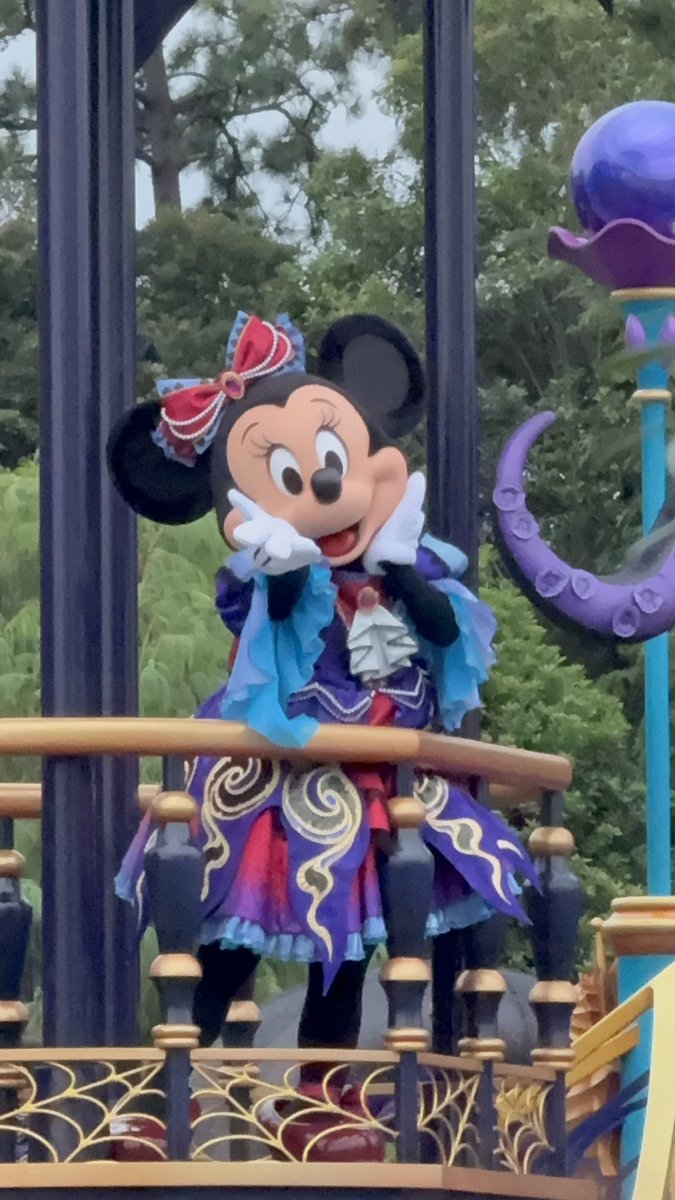 Rintan_51's tweet photo. シーでグリしてからランドへ✨ランド滞在時間2.5時間🤣ミニーちゃんの停止位置が予想と違って通過だけでしたが可愛かった☺️💕途中で雨が降ってきてけどなんとか見れてよかった😭友達のいるシーに戻ります🤭 https://t.co/0BVHNF8RFs