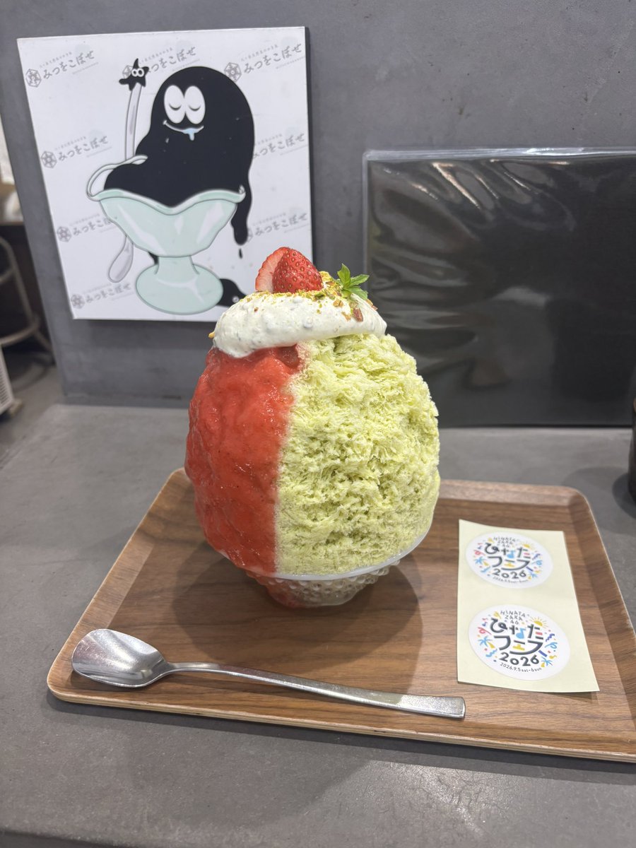 schu3264's tweet photo. 最終日の日中は、パリサンクさんでコラボメニューをいただき、宮崎神宮を参拝して、宮崎駅に移動。
観光案内所の展示を見て、お土産を爆買い。
その後は、うまりんドーナツを買って、みつをこぼせさんで、コラボ氷を食べて、おひさまこんね広場に行って、昼の部は終了しました。
#ひなたフェス2026 https://t.co/32jbDKhMpT