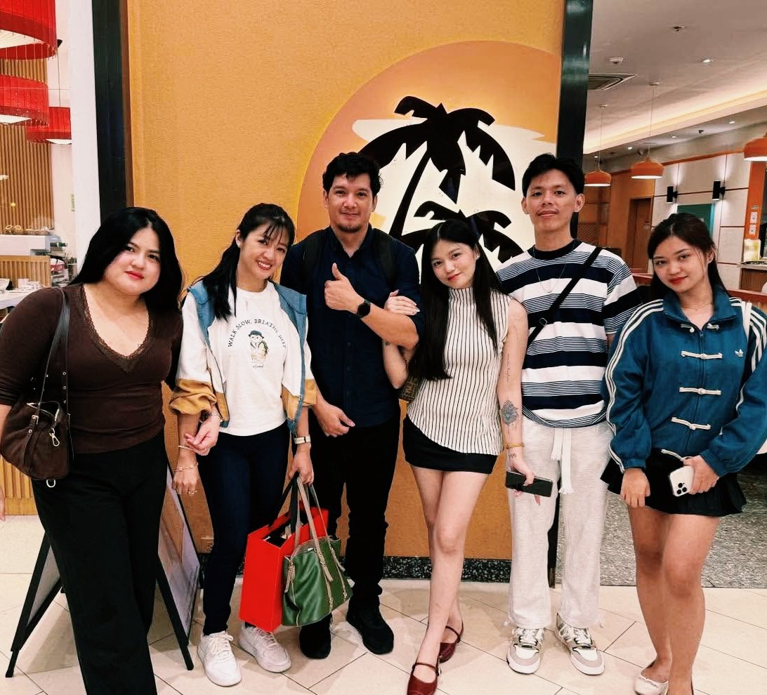 JVBaltazar13's tweet photo. Siblings 🙂

Ging — Maternal half-sibling
Ate Anne
JV
Hannah — Maternal half-sibling
Benjie — Maternal half-sibling
Trazee — Paternal half-sibling

+
Mark (Qatar)
Dindi (US)

#ForgottenIsland 
#Siblings https://t.co/Ee6dKhgHjM