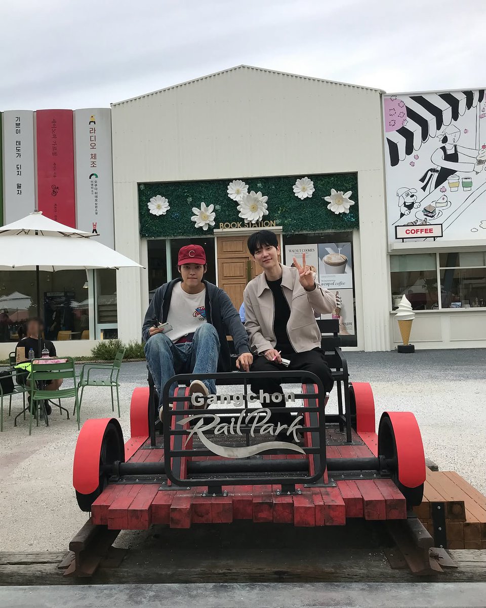 boktosim's tweet photo. 나름 위풍당당 거만한 자세로 앉았지만
누가 봐도 왼쪽이 동생… 미운 나이 (2)4살 https://t.co/84p2GXhad4