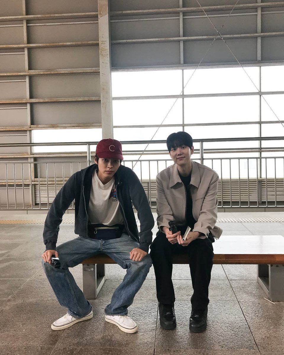 boktosim's tweet photo. 나름 위풍당당 거만한 자세로 앉았지만
누가 봐도 왼쪽이 동생… 미운 나이 (2)4살 https://t.co/84p2GXhad4