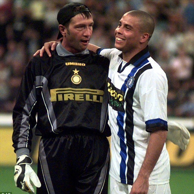 90sfootball's tweet photo. Walter Zenga and Ronaldo 🤩 https://t.co/WrU8wFqonT