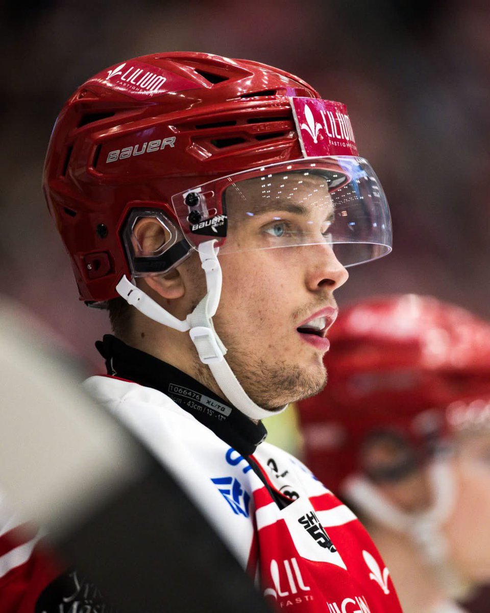 timra_ik's tweet photo. Anton Lundmark lånas ut tillsvidare till MoDo Hockey
Utlåningen sker med fokus på Antons fortsatta utveckling och möjligheten till mer speltid.
– Vi tänker framför allt på Antons behov av att få spela matcher. Den här lösningen ger honom möjlighet till mer speltid och att komma in i matchform, samtidigt som vi har honom nära och kan följa hans utveckling, säger Kent ”Nubben” Norberg, sportchef i Timrå IK.
#timraik