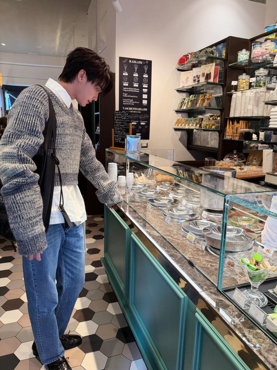 tsutiramisu's tweet photo. ตั้งแต่ไปมิลานไม่หยุดหล่อสักวัน ปกติก็ว่าหล่อยุแล้วนะพ่อ หมวยหึงครึ่งประเทศละ

#dew_jsu #BottegaVeneta #BottegaVenetaSummer2027 #BottegaVenetaXDew https://t.co/7xBwoedBEw