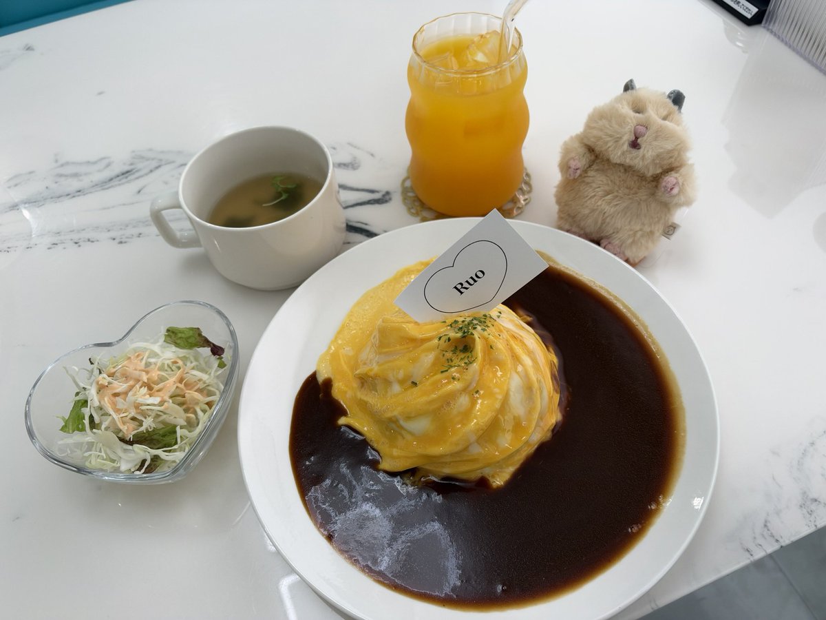 owner__SS's tweet photo. 友達とカフェに行ってきました🧸🥞

中に入るとオルゴールのBGMと
座り心地のいいソファーで落ち着いたし
最近疲れてるからか
それも相まってボケーッとしてましたわ😂

はむすけ、カフェデビューしましたι( ·-· )/ https://t.co/mDeCJBJK6N
