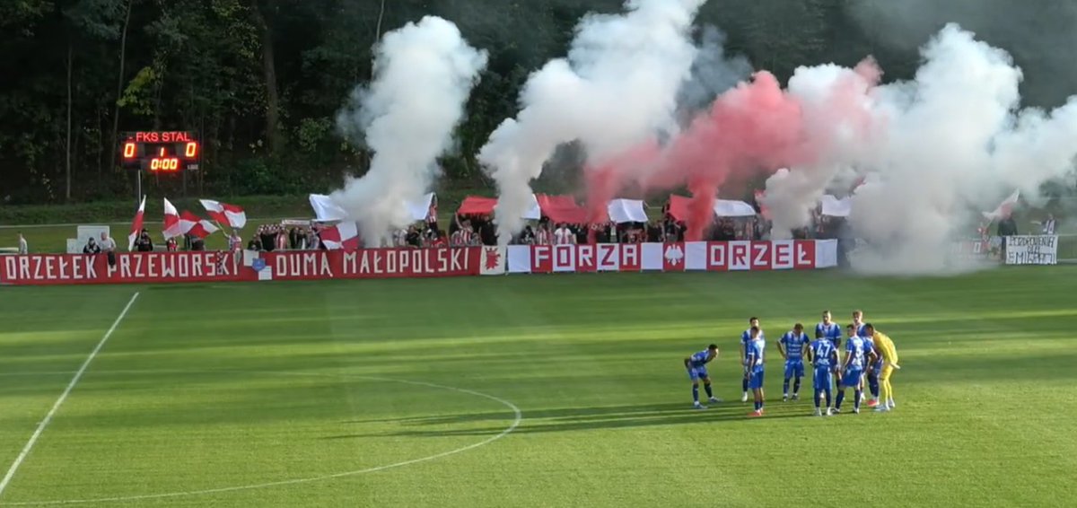 80_samson's tweet photo. WYCHOWANI NA BUDOWLANYCH 2
Orzeł Przeworsk - Stal Mielec
26.09.2026
Mecz otwarcia przebudowanego stadionu pokazał moc fanatyzmu DUMY PRZEWORSKA. W tym miejscu wielki szacunek dla każdego kto przyczynił się do przygotowania tego wydarzenia. BYLIŚMY! JESTEŚMY! BĘDZIEMY! https://t.co/QNKKTSq1Q8