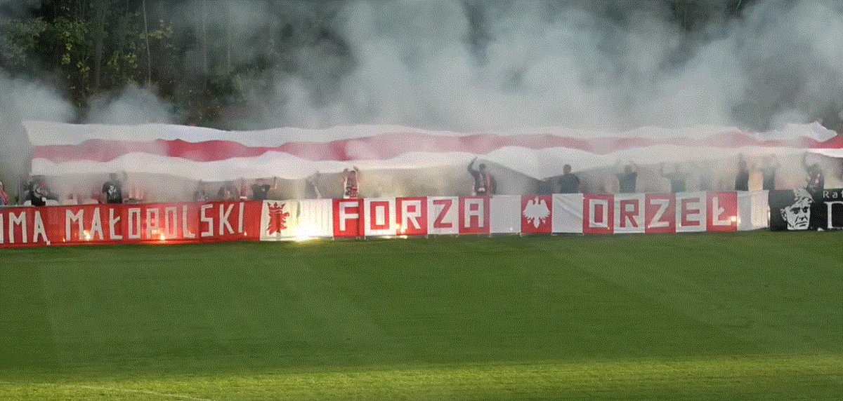 80_samson's tweet photo. WYCHOWANI NA BUDOWLANYCH 2
Orzeł Przeworsk - Stal Mielec
26.09.2026
Mecz otwarcia przebudowanego stadionu pokazał moc fanatyzmu DUMY PRZEWORSKA. W tym miejscu wielki szacunek dla każdego kto przyczynił się do przygotowania tego wydarzenia. BYLIŚMY! JESTEŚMY! BĘDZIEMY! https://t.co/QNKKTSq1Q8