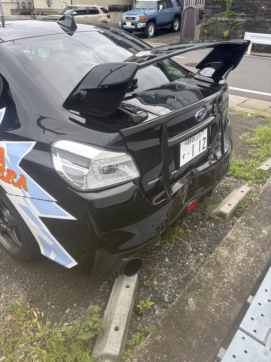 IMPREZA_GD2_PKR's tweet photo. これ、Xでポストするかずっと迷ってたんですけど、誤解生まれないためにも一応ポストしておこうかと思います。
今VABが入院している理由は追突事故を受けてリアがクシャクシャになったためです。
先頭で信号待ちしていたら後ろから追突された形です。
修理完了の目処はまだ立っておりません。 https://t.co/IJmanWp5RW