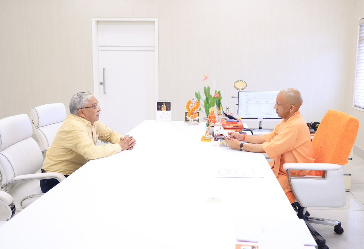 myogioffice's tweet photo. मुख्यमंत्री श्री @myogiadityanath जी महाराज से आज लखनऊ में जनपद बहराइच के रुपईडीहा नगर पंचायत के अध्यक्ष डॉ. उमाशंकर वैश्य जी ने शिष्टाचार भेंट की। https://t.co/jfV37yQI1p