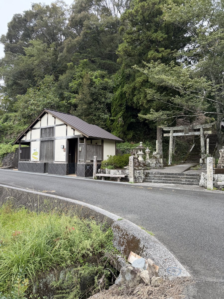 mk420_935's tweet photo. 11:48 小山春日神社横トイレをお借りしました🙏

出発時には高野山での法会のライブ配信が始まり、約1時間半聞きながら歩きました
単調な舗装路を歩くのに退屈しなくてよかったです🙏

いのちの響輝‥ https://t.co/q6Bp2j7Eo7