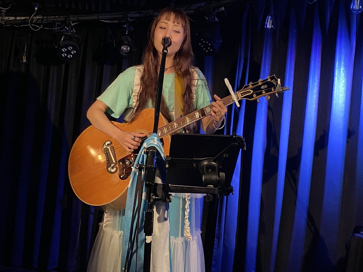 terurin_side_b's tweet photo. トリは #木村結香 さん(@kimyuka25)。ワンマンでスタッフやってくれる方がお子さん連れで来ていて、その子が好きな『カレーライスを食べよう』からスタート。ライブ初体験だそうです。ワンマンでやるよ、という事で『FUNNY PUMPKIN』。アンコールは『おかわり！』で🔥 https://t.co/WXy0QSj4Fi