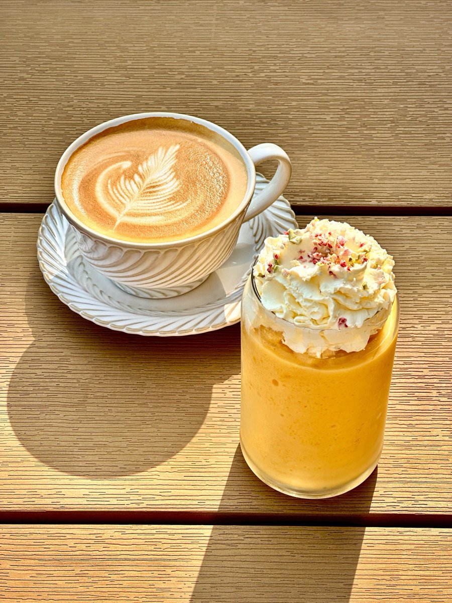ColbyCarriejx's tweet photo. Momento perfecto: café con espuma cremosa y churros crujientes para empezar el día. https://t.co/n2W1wg5dLx